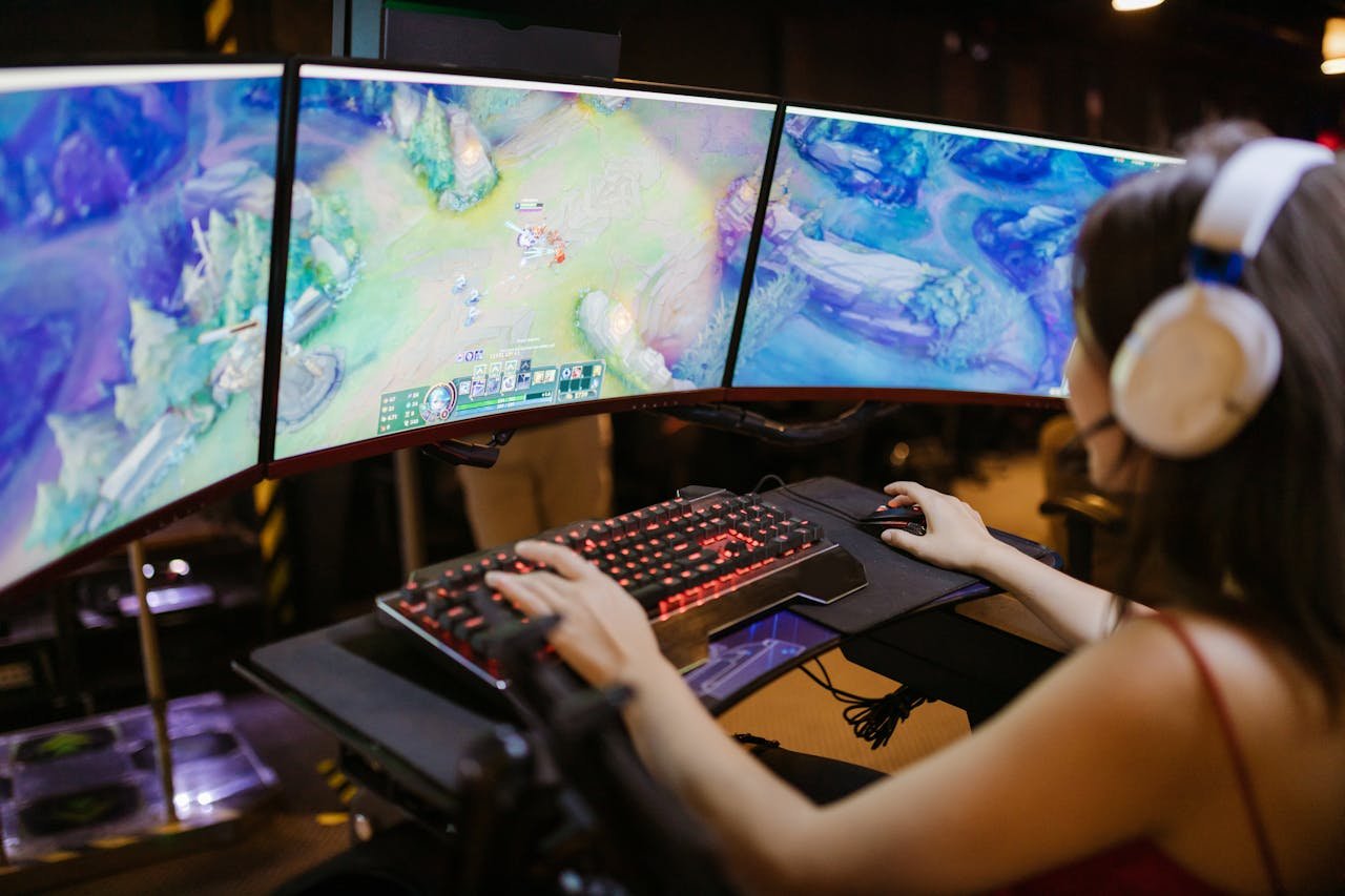 Best gaming monitor for League of Legends (Iron to Challenger!)